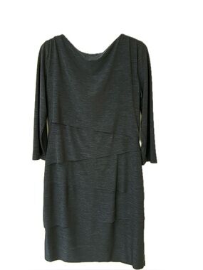 Tahari Navy Blue/Black Tiered Sheath Dress. Size 8